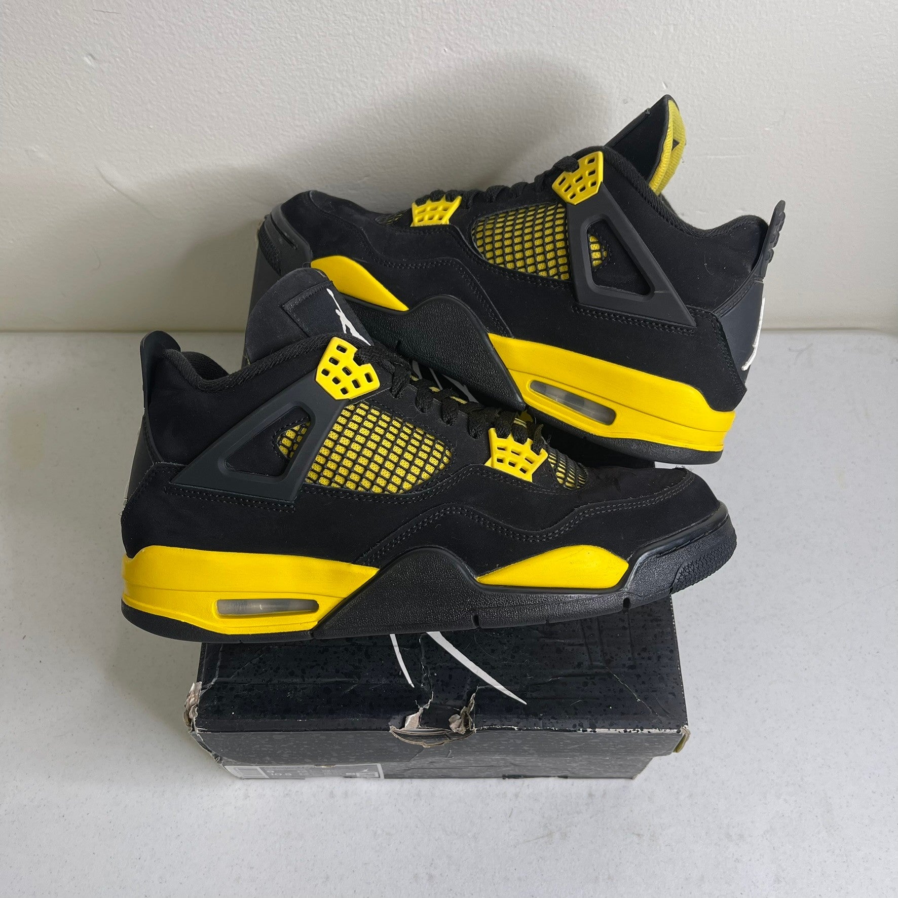 Size 9 - Jordan 4 Retro Thunder (2023)