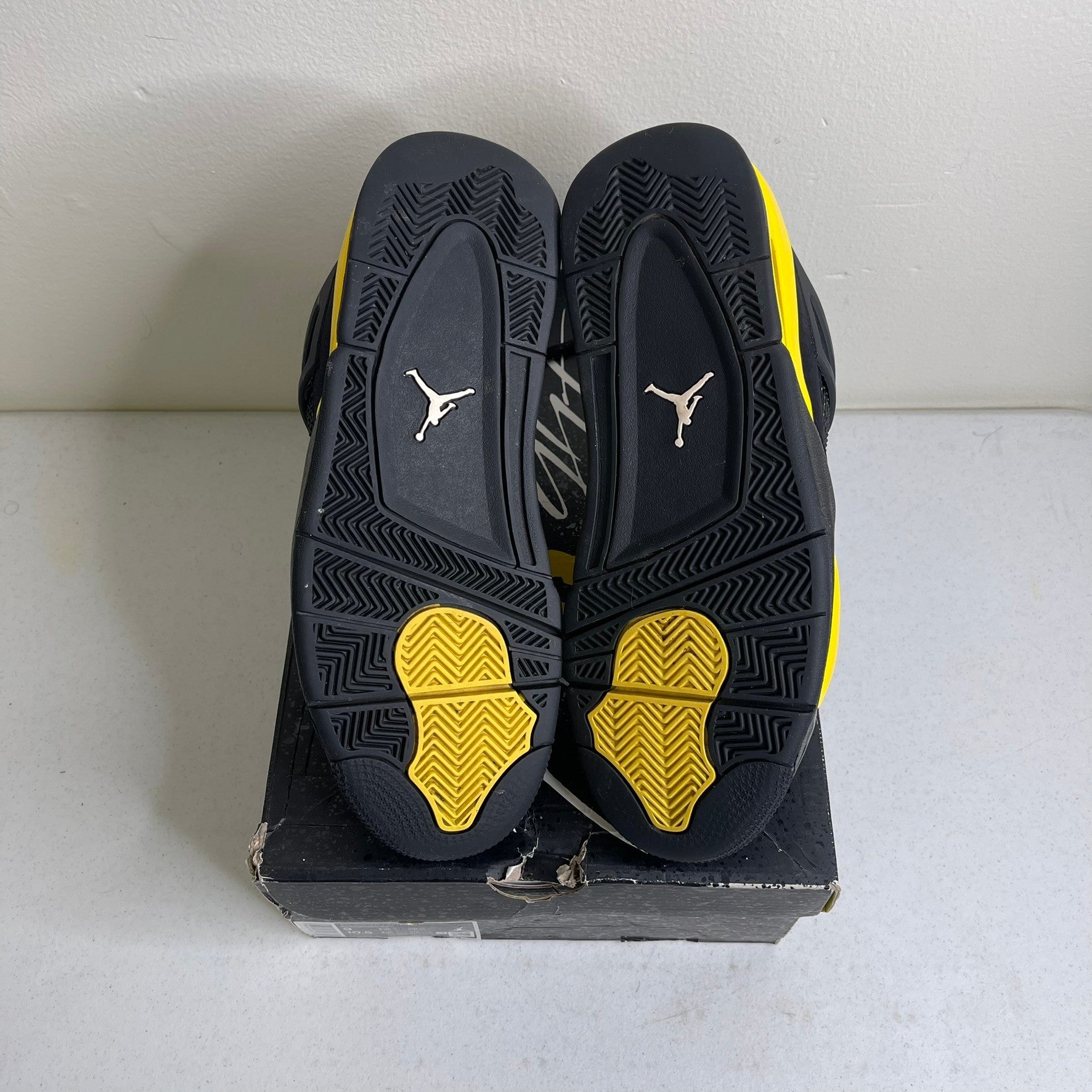 Size 9 - Jordan 4 Retro Thunder (2023)